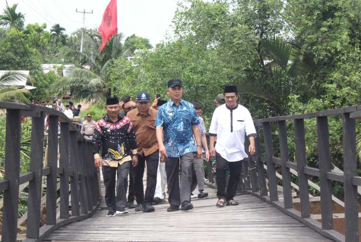 Masih Dalam Kecamatan Tanah  Merah,Pj.Bupati Resmikan Jembatan Tekulai Sepanjang 110 Meter