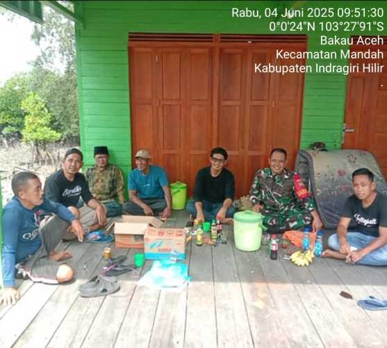 Babinsa Desa Bakau Aceh Perkuat Hubungan dengan Warga melalui Komsos
