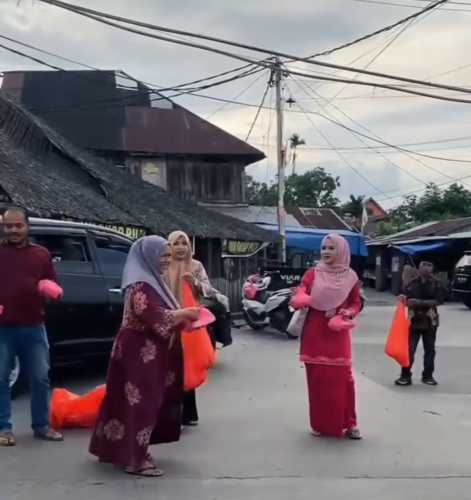 Menjemput Berkah Ramadhan, Pelindo Regional 1 Tembilahan Bagikan Takjil di Sungai Luar