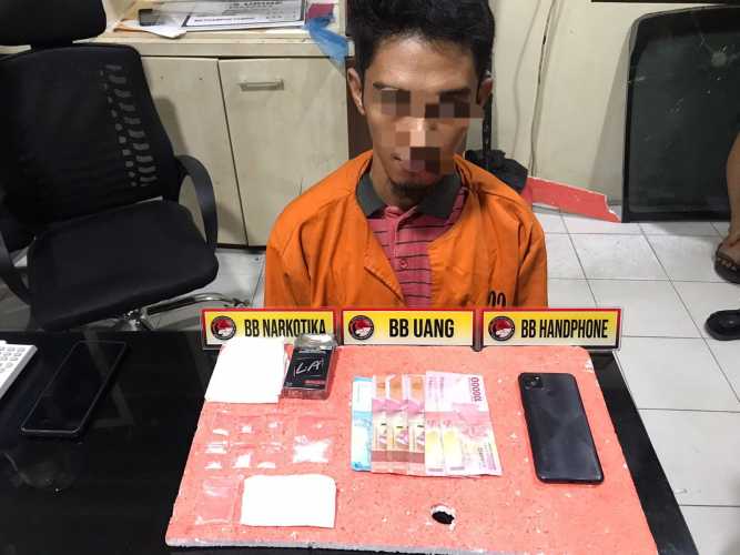 $erpihan Kristal Warna Putih yang diduga Narkotika Jenis shabu diamankan di Jalan Subrantas