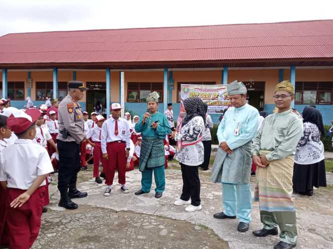 Kapolsek Pelangiran Berikan  Suprise Kepada Siswa Penyandang Disabilitas di Peringatan HGN.