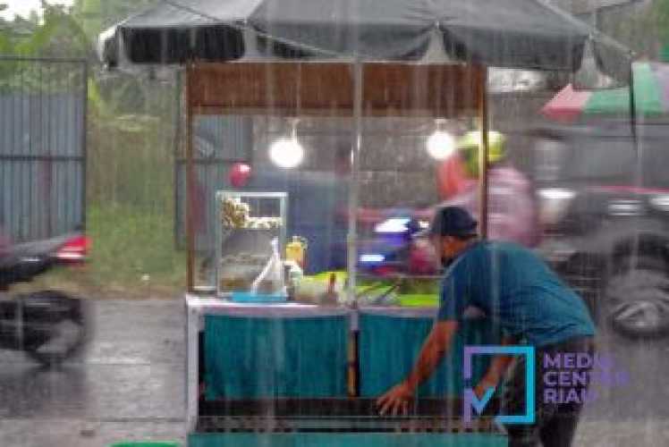 BMKG Peringatkan Cuaca Ekstrem di Riau Hari Ini: Waspada Hujan Lebat Disertai Petir dan Angin Kencang!