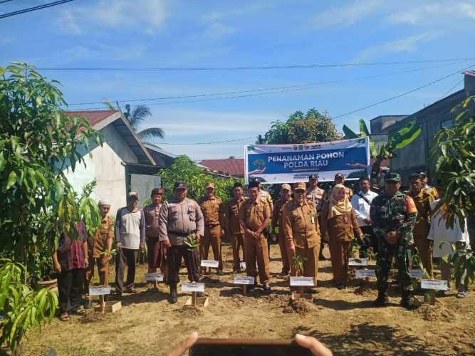 Sertu Anton Wakili Danramil Tembilahan dalam Penanaman Pohon Serentak