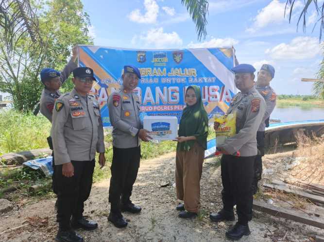 Sat Polairud Polres Pelalawan Jalin Komunikasi Intensif dengan Warga Pesisir Melalui Program JALUR di Desa Kemang