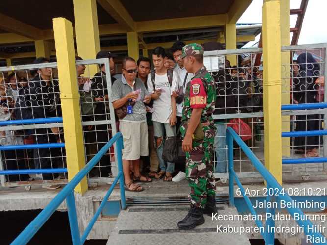 Babinsa Jaga Kondusifitas Sekitar Pelabuhan Hadapi Arus Mudik