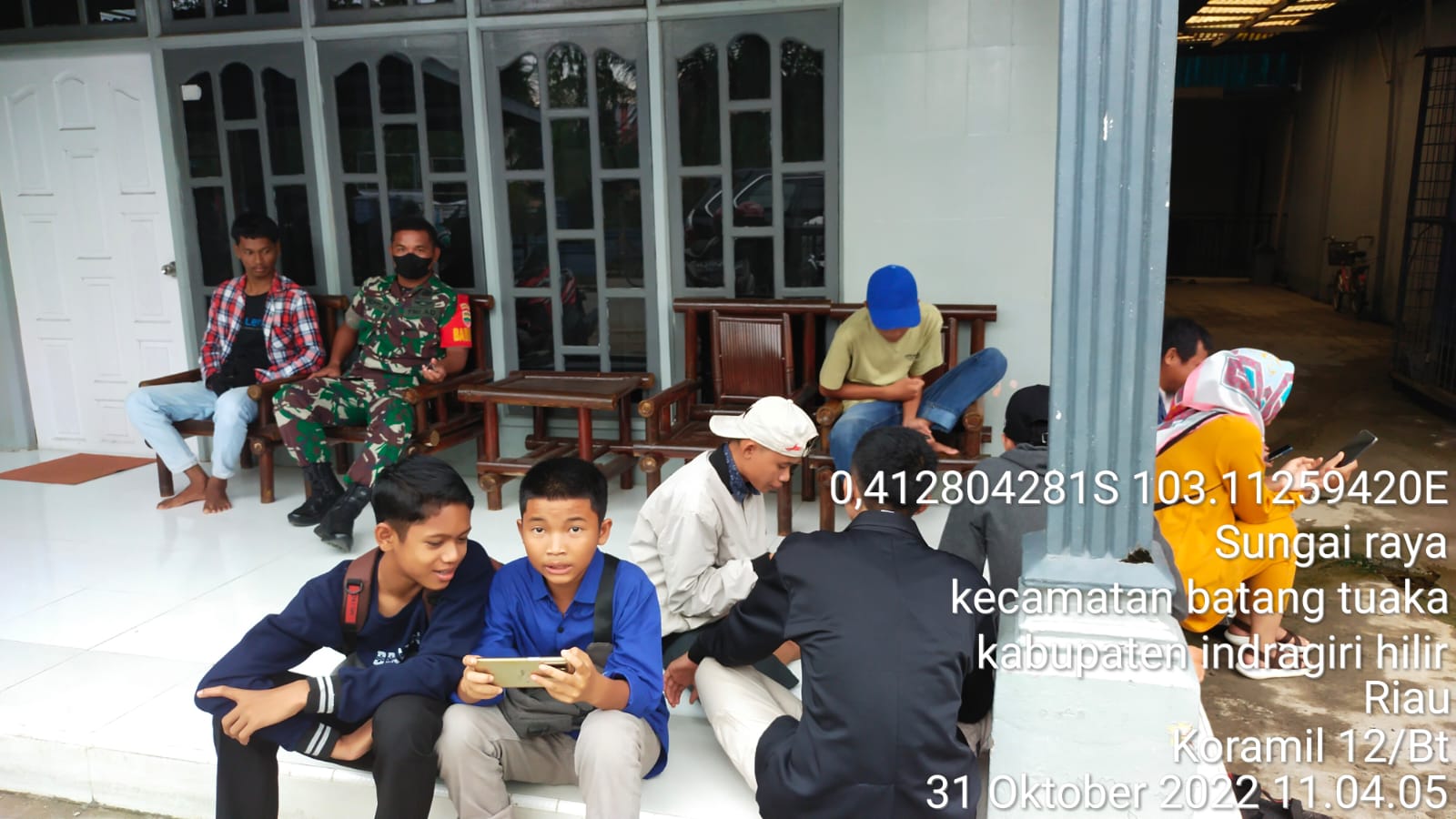 Di Musim Penghujan, Serka Hepi Martison Babinsa Koramil 12/Batang Tuaka Himbau Warga Jaga Kesehatan