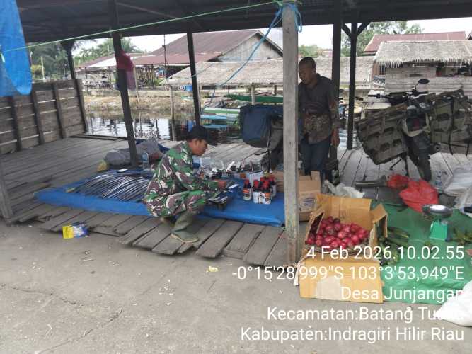 Babinsa Sungai Junjangan Edukasi Pedagang Jaga Kamtibmas di Musim Panas