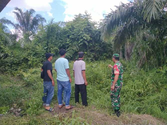 Cegah Konflik Lahan, Babinsa Sialang Panjang Bersama MPA Gelar Patroli Tapal Batas