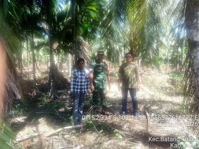 Babinsa Desa Tasik Raya Menjaga Tapal Batas Wilayah.