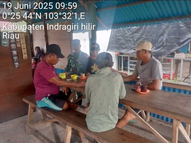 Babinsa Koramil 11/Pulau Burung Aktif Lakukan Komsos untuk Majukan Desa Ringin Jaya