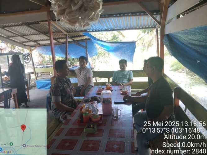 Babinsa Koramil 12/Batang Tuaka  Laksanakan Komsos di Kampung Pancasila pada Hari Minggu