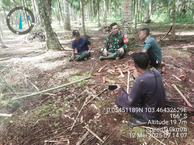 Babinsa Koramil 08/Mandah Lakukan Konseling kepada Petani terkait Pencegahan Karhutla Secara Terpadu