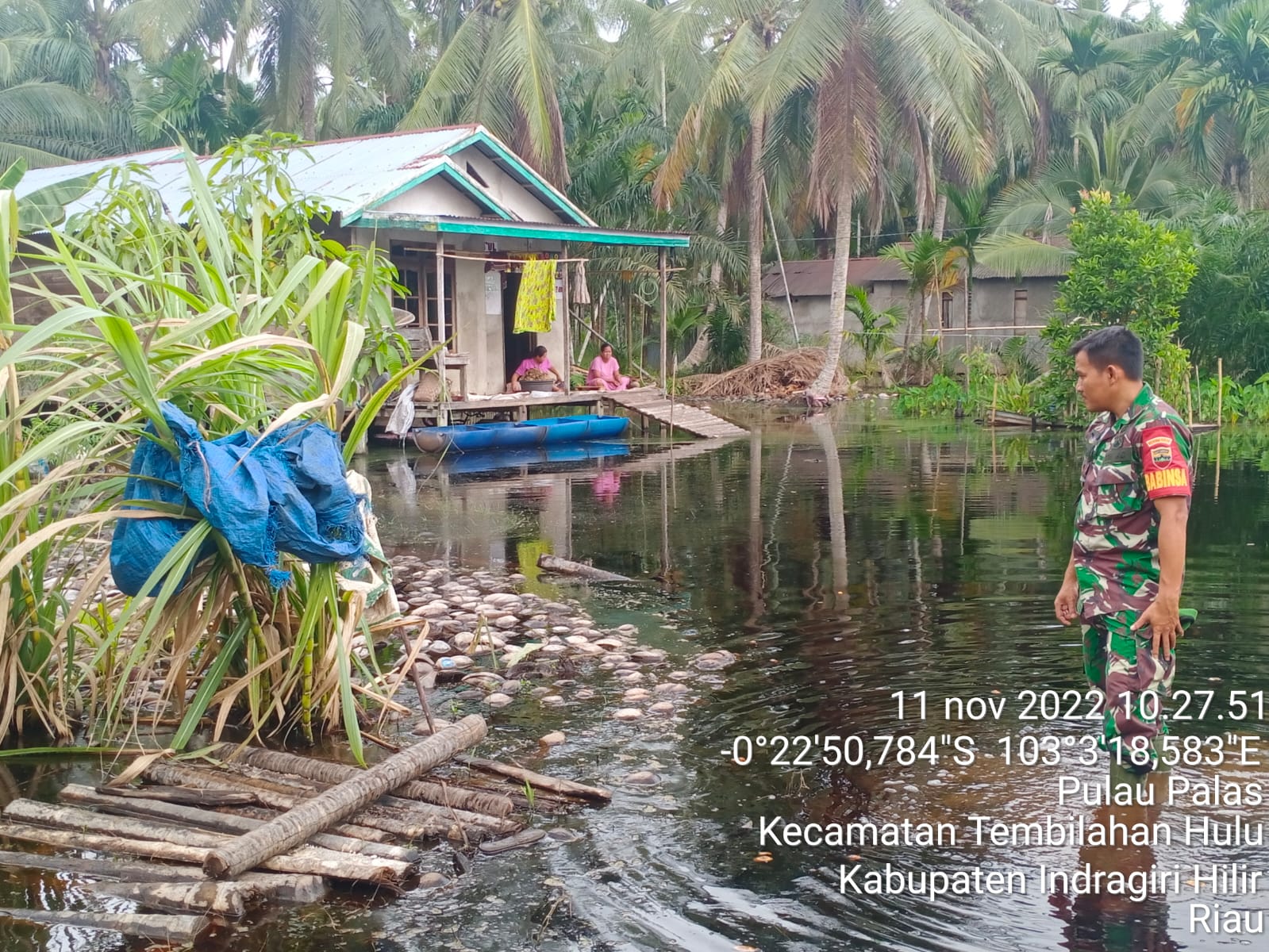 Babinsa Pulau Palas Bersama Warga Siaga Banjir