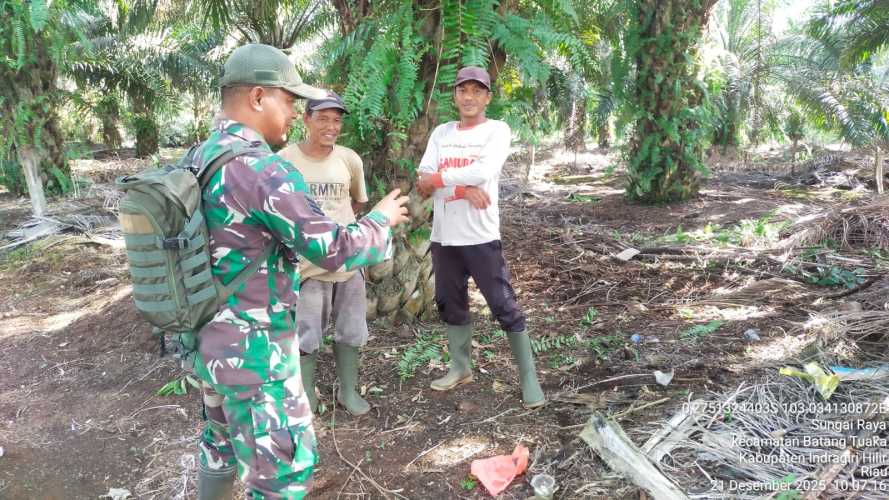 Babinsa Sungai Raya menjaga kelembaban lahan dari potensi hotspot melalui patroli dialogis