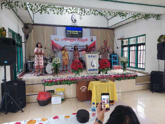 Polsek Tempuling Giat Minggu Kasih di GPDI