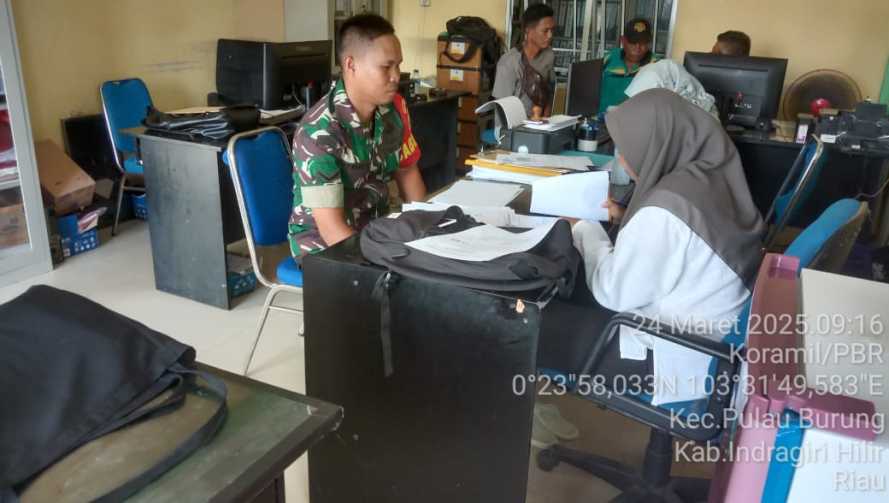 Babinsa Koramil 11/PBR Tingkatkan Kemampuan Teritorial Melalui Kerja Sama dengan APDes Desa Pulau Burung