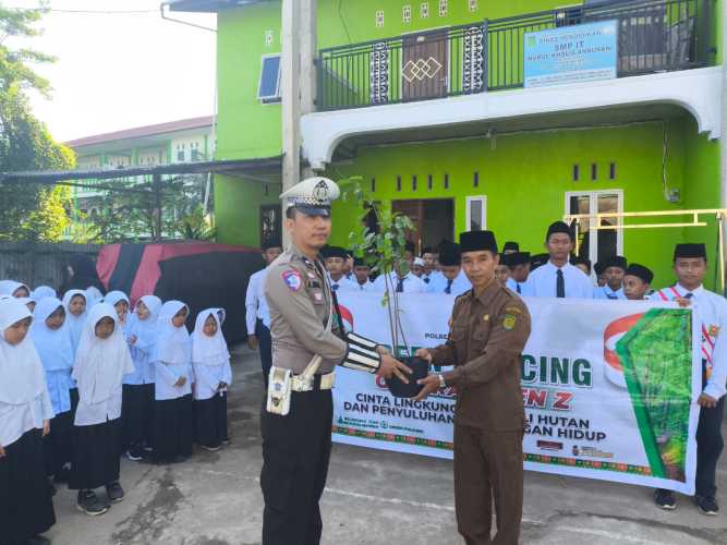 Satlantas Polres Inhil Gelar Police Goes to School dan Sosialisasi Green Policing di MI dan SMP IT Ummul Qur’an Tembilahan