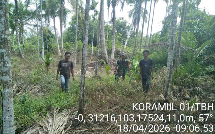 Babinsa Serka Jondri Totalitas Laksanakan Patroli dan Sosialisasi Tapal Batas Antisipasi Karhutla