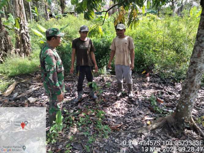 Babinsa Boyong Warga dalam Patroli Karhutlah