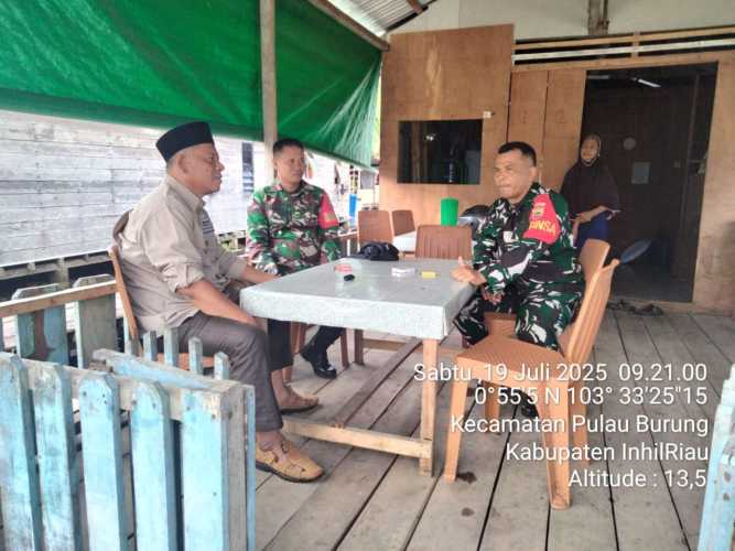 Babinsa Koramil 11/Pulau Burung Perkuat Kamtibmas melalui Komunikasi Sosial di Desa Teluk Nibung