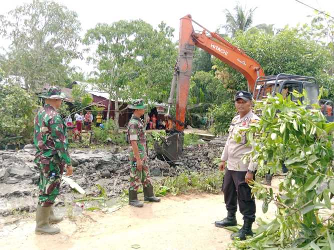 Anggota Koramil 01/Tembilahan Lakukan Normalisasi Parit dalam Rangka TMMD ke-123 Kodim 0314/Inhil