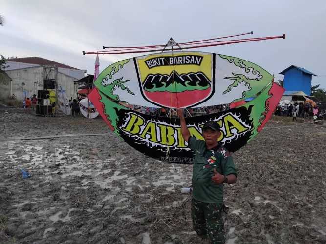 Babinsa Koramil 13 Raih Juara 2 di Festival Layang-Layang Piala Kades Perkebunan Sei Balai