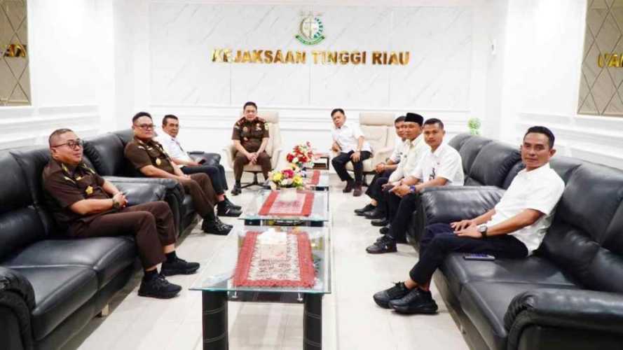 Curhat Bupati Asmar ke Kajati Riau: Membangun Negeri Sagu Butuh Energi Ekstra