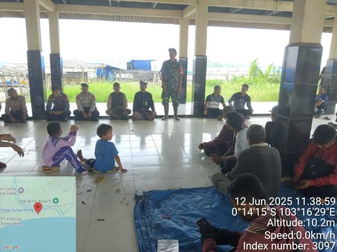 Babinsa Koramil 12/Btk Sosialisasikan Penertiban, Keamanan, dan Kebersihan Pasar Mingguan di Sungai Piring