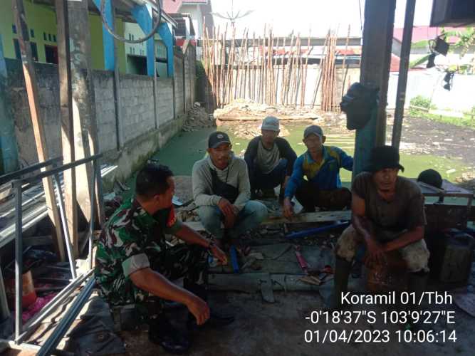 Babinsa Seberang Tembilahan Selatan Selalu Bersama Warga