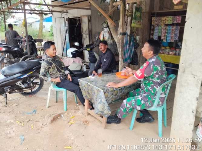 Babinsa Sungai Dusun Melaksanakan  pembenahan kebersihan tempat tinggal warga