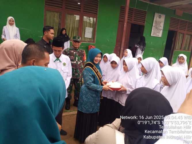 Babinsa Sertu Anton Mendampingi Bunda PAUD Inhil dalam Program Makan Bergizi