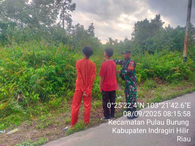 Babinsa Koramil 11/PBR Bersama Masyarakat Patroli Pencegahan Karhutla