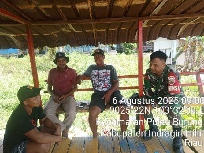 Babinsa Praka Anugrah Jalin Silaturahmi, Jaga Keharmonisan Warga Desa Manunggal Jaya