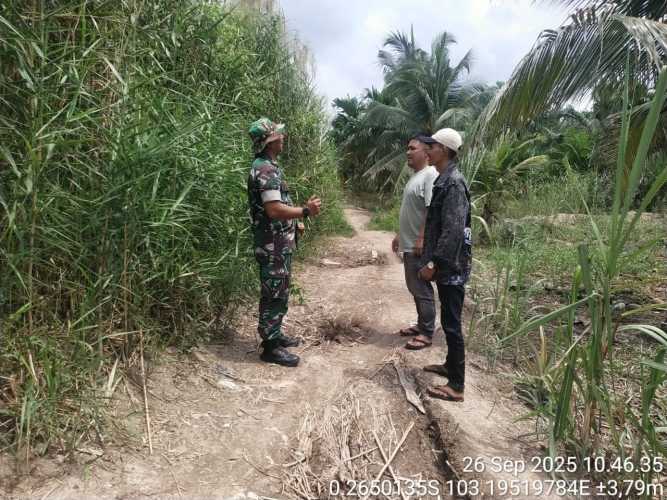 Babinsa Koramil 12/BT Laksanakan Patroli Lintas dan Tapal Batas di Desa Sungai Dusun, Cegah Gangguan Keamanan