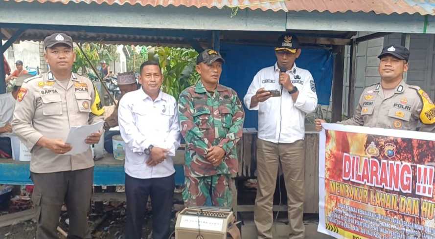 Bhabinkamtibmas Polsek Pelangiran Bersama Forkopimcam Sampaikan Himbauan Karhutla di Pasar Pelangiran