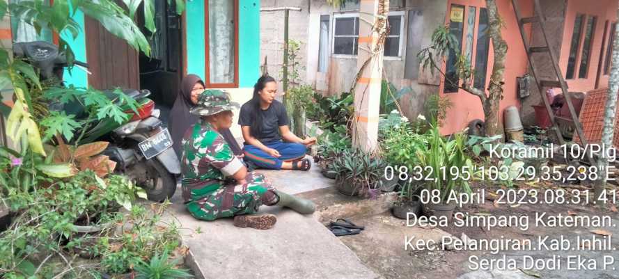 Babinsa Dengarkan Keluhan Ibu Ibu Tentang Harga Komoditas Perkebunan