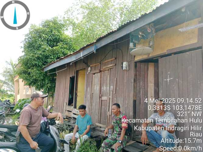 Babinsa Koramil 01/Tembilahan  Kodim 0314/Inhil Koordinasi dengan Tukang Parkir untuk Jaga Keamanan Kendaraan Warga