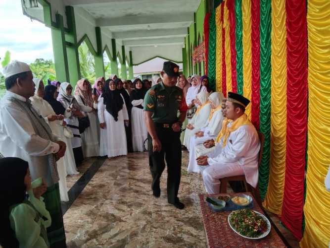 Babinsa Ikuti Prosesi Tepung Tawar Pemberangkatan Jemaah Haji Pulau Burung