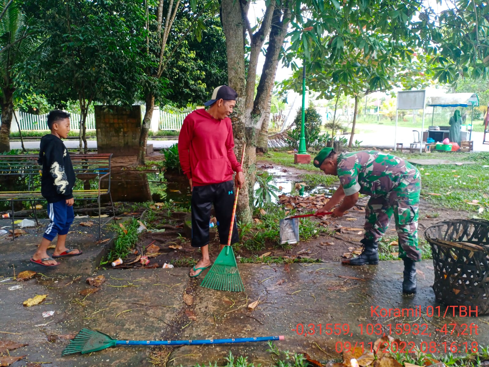 Babinsa Ajak Warga Bersih Bersih lingkungan