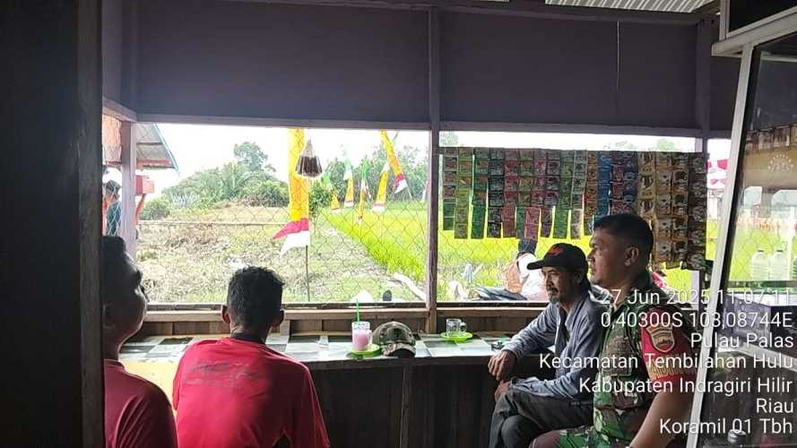 Babinsa Desa Sungai Intan Lakukan Komsos dan Tinjau Persiapan Festival Sungai Indragiri Pompong Hias