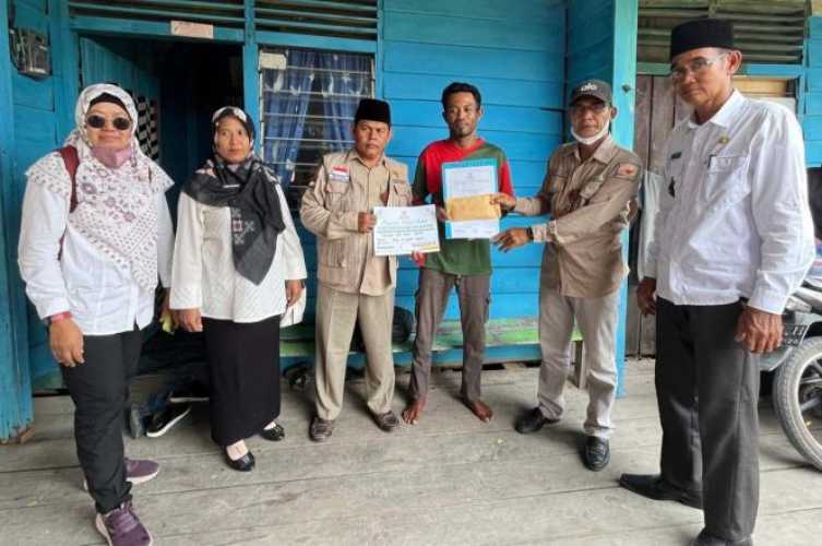 Baznas Rokan Hilir Salurkan Bantuan untuk Korban Puting Beliung di Raja Bejamu