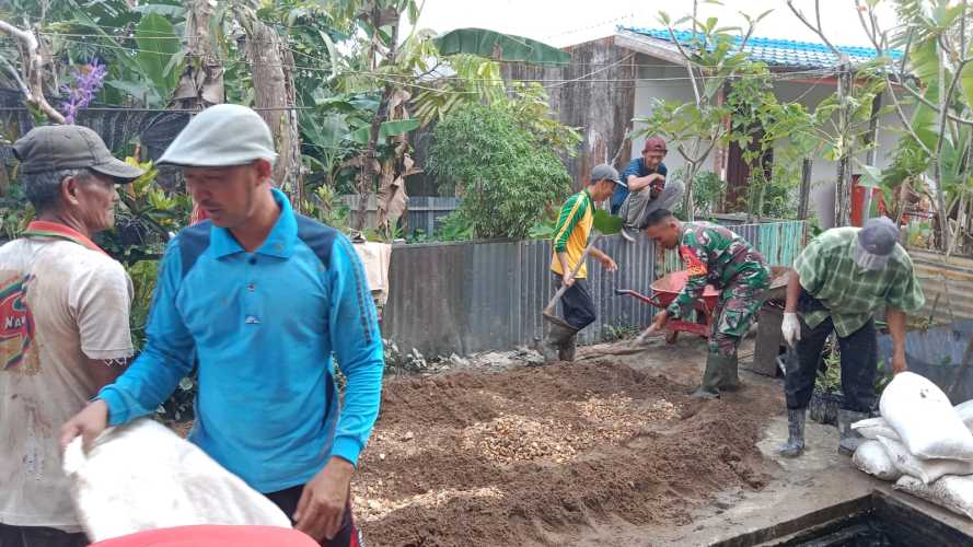 Kopda Umar Nasution Gotong Royong Perbaikan Lantai luar Mesjid