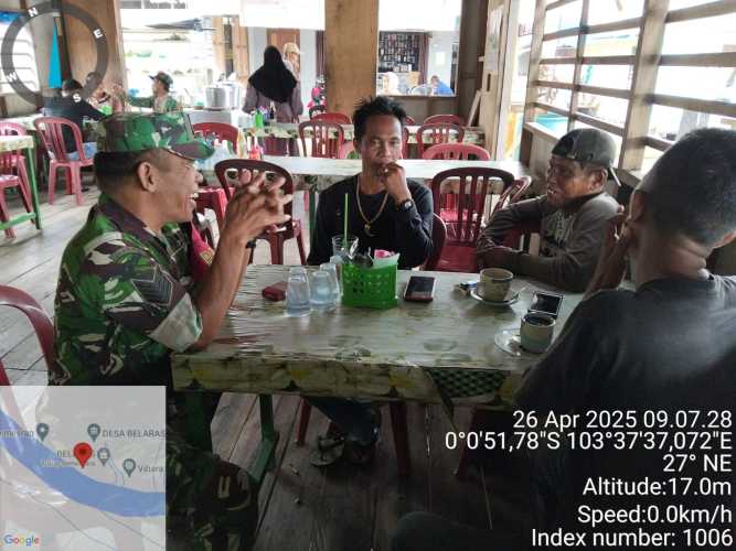 Babinsa Himbau Masyarakat Waspadai Cuaca Ekstrim di Tengah Aktivitas Komsos