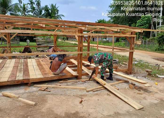 Dukung Han Pangan di Desa Binaan Babinsa Koramil 06/Cerenti Bantu Pembangunan Kandang Ayam