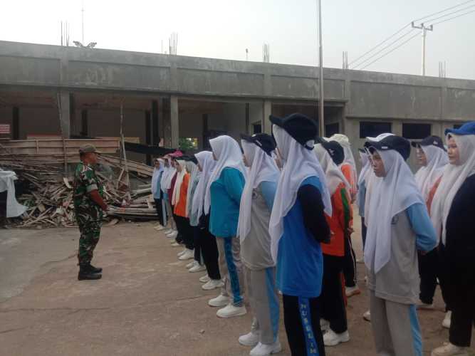 Babinsa Koramil 01/Tembilahan Tingkatkan Disiplin Siswa SMK 2 Tembilahan Melalui Pelatihan PBB