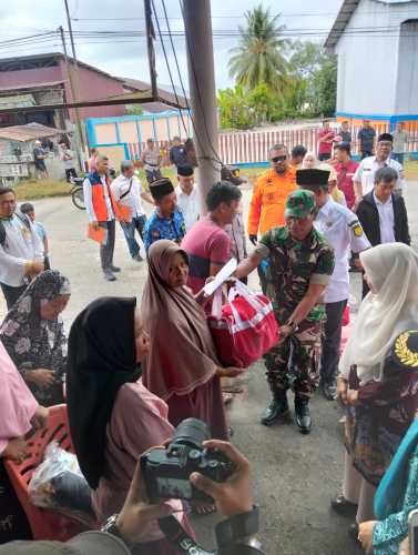 Danposramil 01/Tembilahan Hadiri Penyerahan Bantuan Sosial untuk Korban Kebakaran di Parit 9