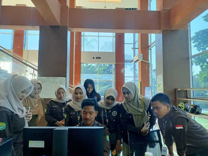 Mahasiswa KKN Tematik Literasi 2025 Tembilahan Hilir Kunjungi Perpustakaan Daerah INHIL