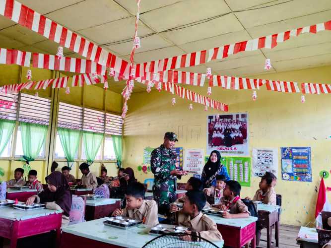 Babinsa Serda Miskal Dampingi Penyaluran MBG 2.602 Porsi di Tembilahan Hulu