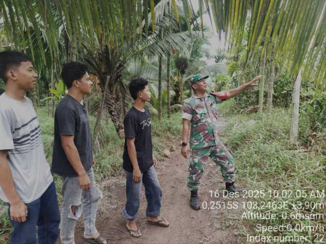 Babinsa Koramil 12/Batang Tuaka Laksanakan Patroli Lintas Batas Wilayah Desa