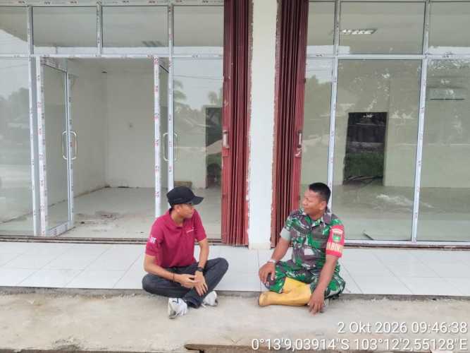 Babinsa Koramil 12/Batang Tuaka Bincang dengan Manajer Kopdes di Sungai Dusun